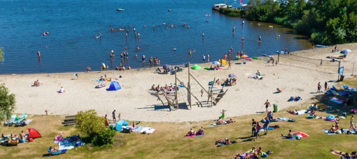 Ruime 5-Persoons Chalet Aan Het Bergumermeer Suameer Eksteriør billede